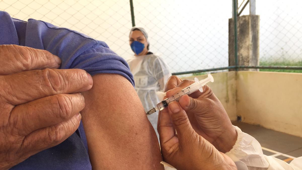 O governador Ronaldo Caiado anunciou que as cidades só receberão novas doses de vacina contra a Covid-19 se derem baixa em 100% nos estoques (Foto: Secom Caldas)