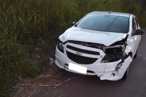 Acidente entre moto e carro deixa uma pessoa morta e outra em estado gravíssimo