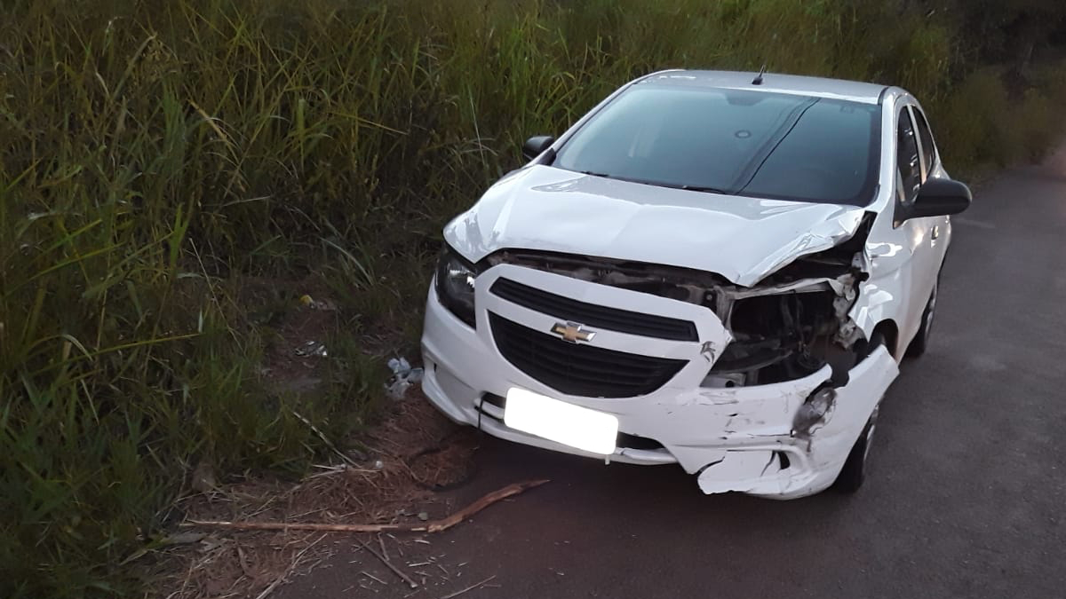 Acidente entre moto e carro deixa uma pessoa morta e outra em estado gravíssimo