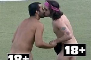 BBB 21: Tiago Leifert é censurado por vídeo de Gil e Fiuk nus e Instagram se desculpa BBB 21: Gil e Fiuk se beijam e pulam pelados na piscina