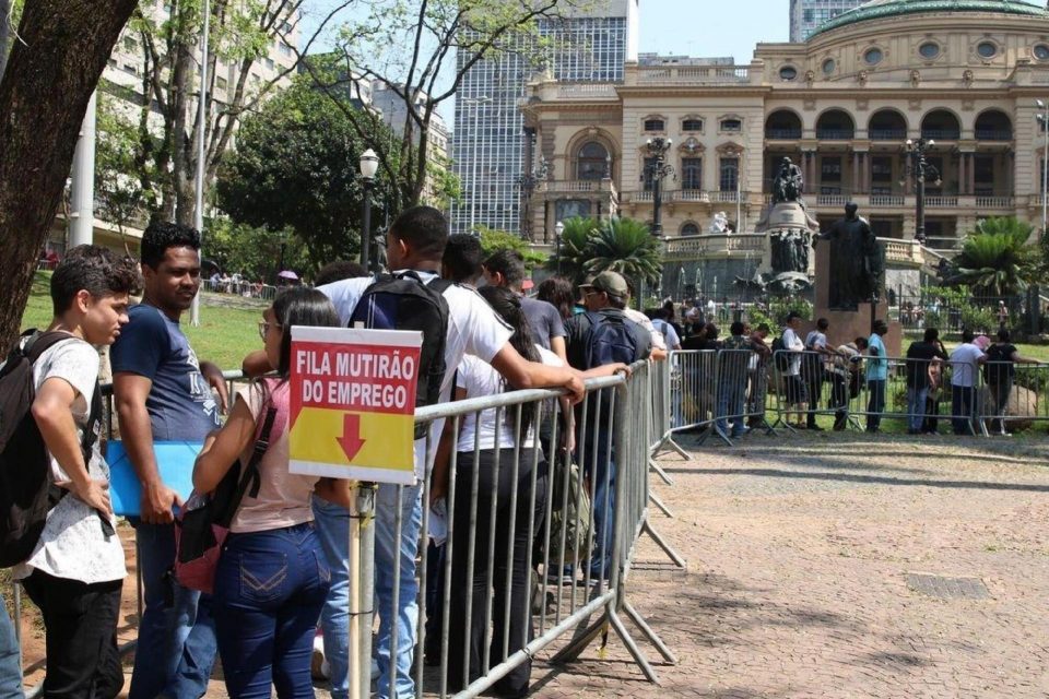 População desemprega alcança recorde de 14,4 milhões no trimestre até fevereiro
