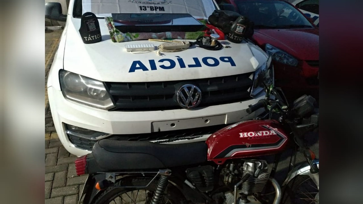 Dois homens foram presos com uma televisão e uma motocicleta furtadas, em Goiânia, na última sexta-feira (23). (Foto: divulgação/PM)