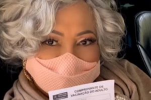 Alcione toma segunda dose da vacina contra covid-19: Viva o SUS