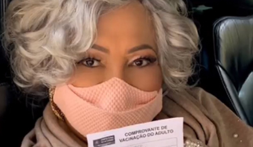 Alcione toma segunda dose da vacina contra covid-19: Viva o SUS
