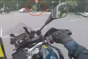 Após fugir de bloqueio policial exibindo manobras, homem é preso sem CNH