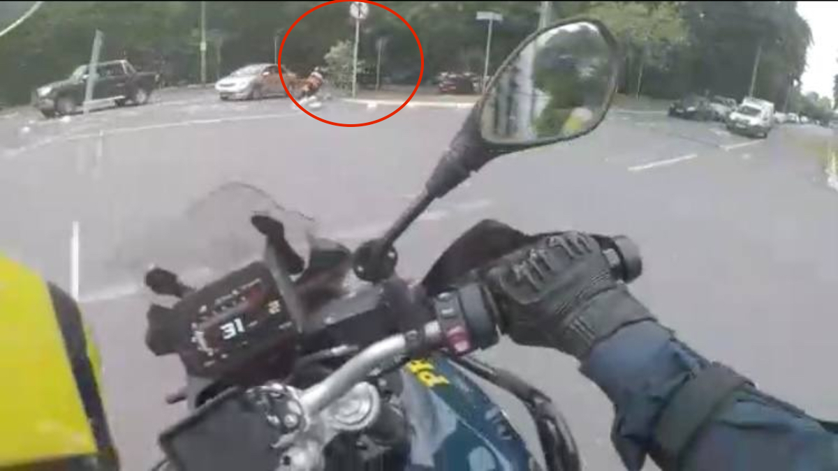 Após fugir de bloqueio policial exibindo manobras, homem é preso sem CNH