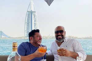 Bruno, da dupla com Marrone, publica foto ao lado de foragido da Justiça