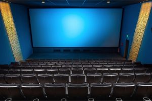 Cinema se reinventa com plataformas de streaming próprias e delivery de pipoca