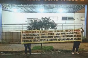 Família estende faixa na porta de UPA para pedir vaga de UTl