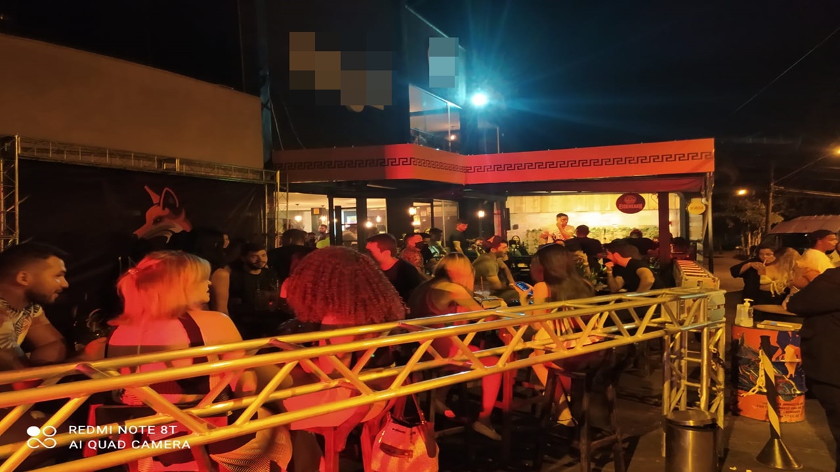 Um bar localizado no Setor Marista, em Goiânia, foi multado e interditado por promover aglomeração na capital. (Foto: divulgação/Central de Fiscalização)