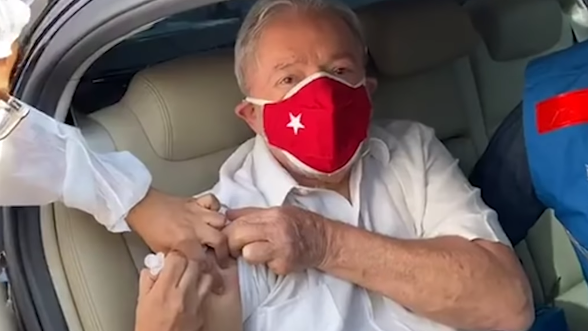 Lula tomou a primeira dose em 13 de março (Foto: reprodução/Twitter)