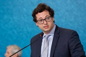 Brasil não comprou vacinas da Pfizer antes por ‘incompetência’, diz Fabio Wajngarten