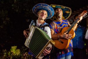 Lucca e Mateus - JBL Paraguai com referências e homenagens aos Mamonas Assassinas