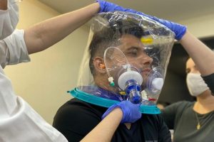 Sete municípios goianos ganharam, no início desta semana, 100 capacetes Elmo para auxiliar no tratamento de pacientes com Covid-19. (Foto: divulgação)