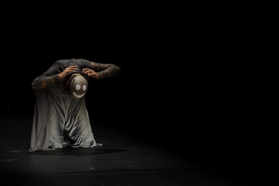 Bailarina goiana Ana Behatriz apresenta "Estilhaço