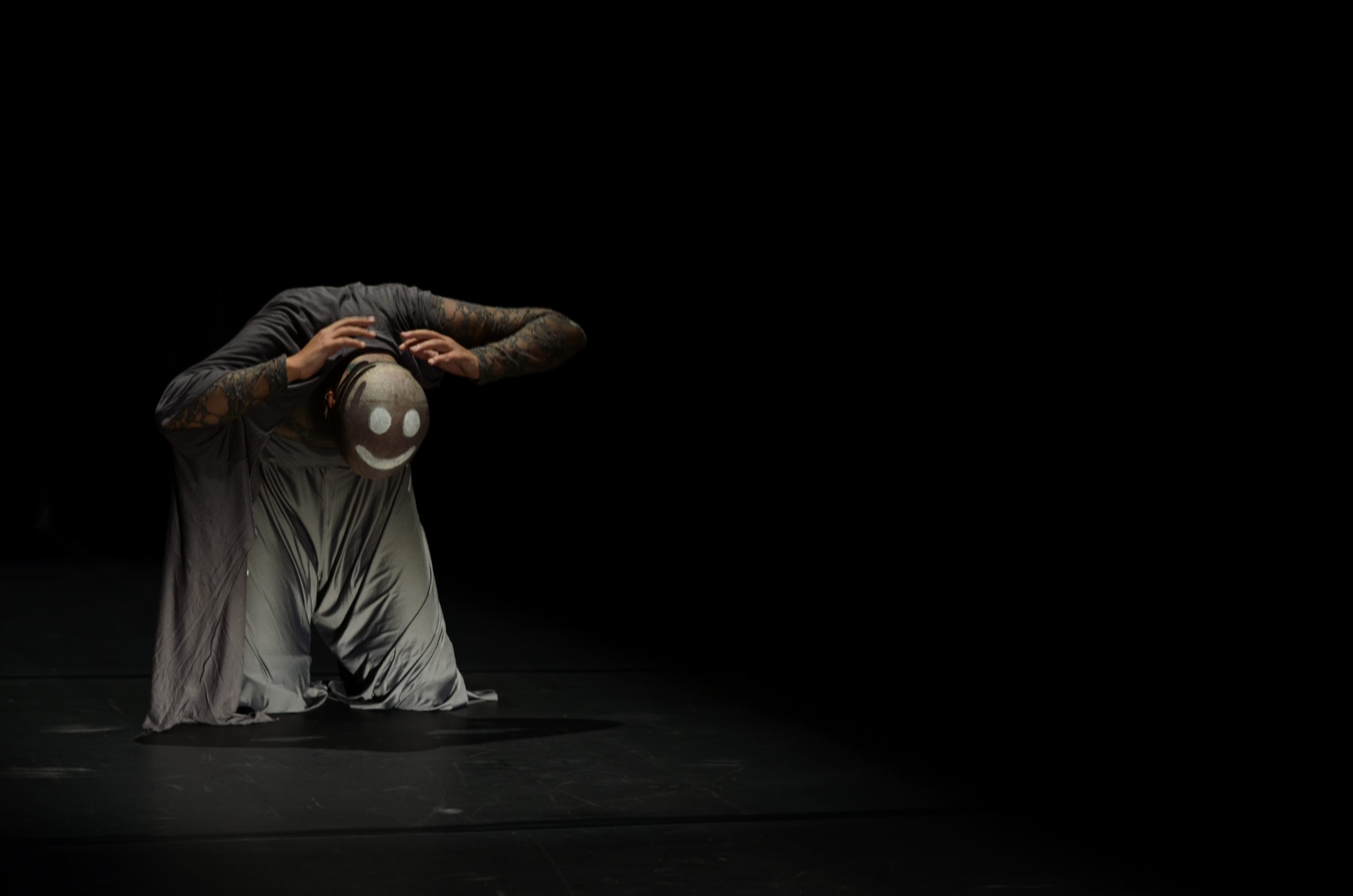 Bailarina goiana Ana Behatriz apresenta "Estilhaço