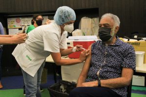 Gilberto Gil toma segunda dose de vacina contra Covid-19
