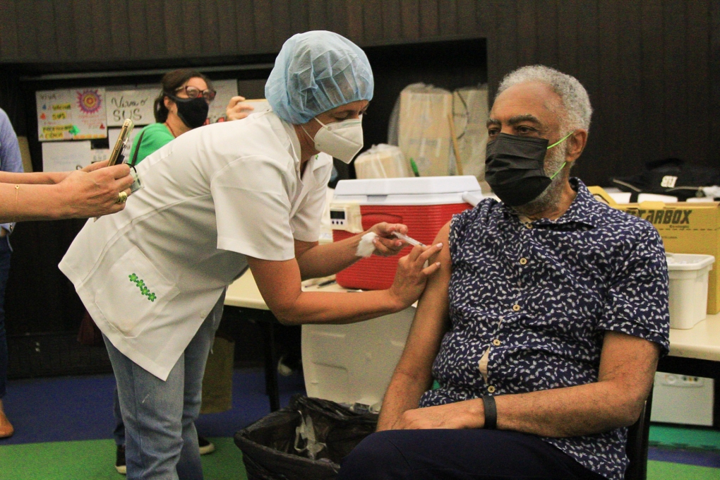 Gilberto Gil toma segunda dose de vacina contra Covid-19