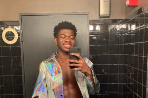 Lil Nas X é criticado por suposto vídeo de sua mãe pedindo esmola
