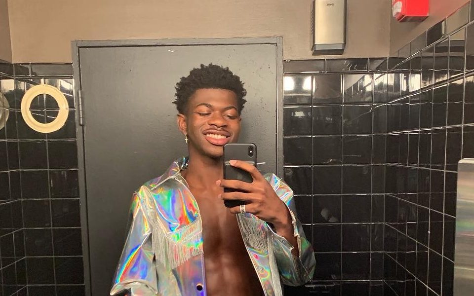 Lil Nas X é criticado por suposto vídeo de sua mãe pedindo esmola