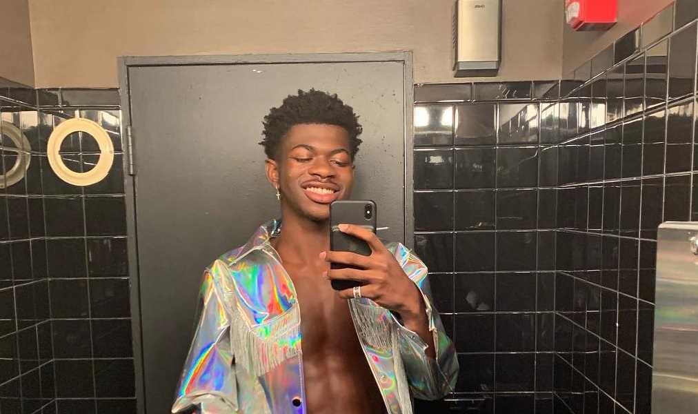 Lil Nas X é criticado por suposto vídeo de sua mãe pedindo esmola