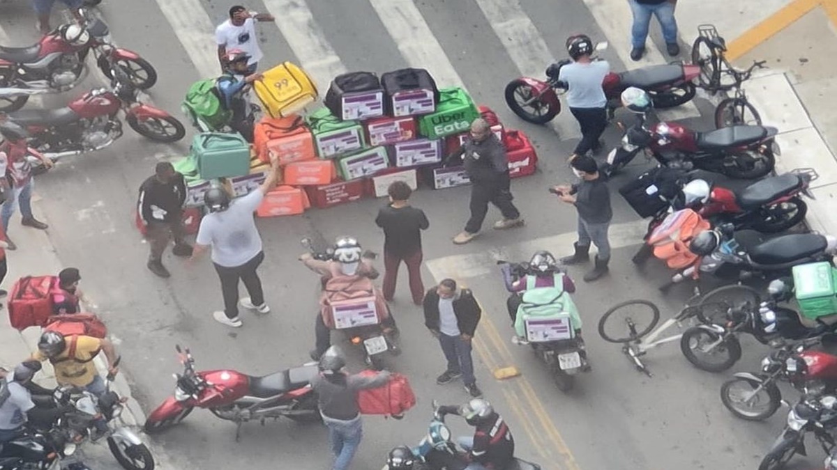 Entregadores por aplicativo realizam, na manhã desta sexta-feira (30), protesto por melhores taxas de entrega em Goiânia. (Foto: reprodução)