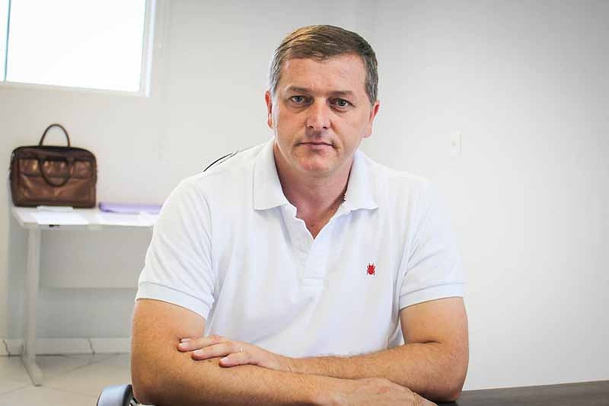 Prefeito é encontrado baleado em seu gabinete, no RS