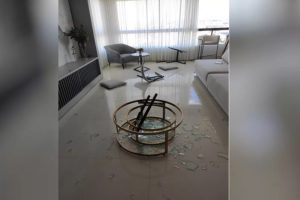 Revoltado com morte de cadela, homem agride esposa e quebra carro de luxo dela