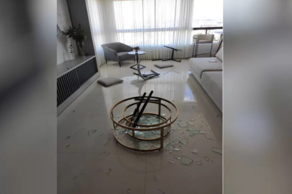 Revoltado com morte de cadela, homem agride esposa e quebra carro de luxo dela