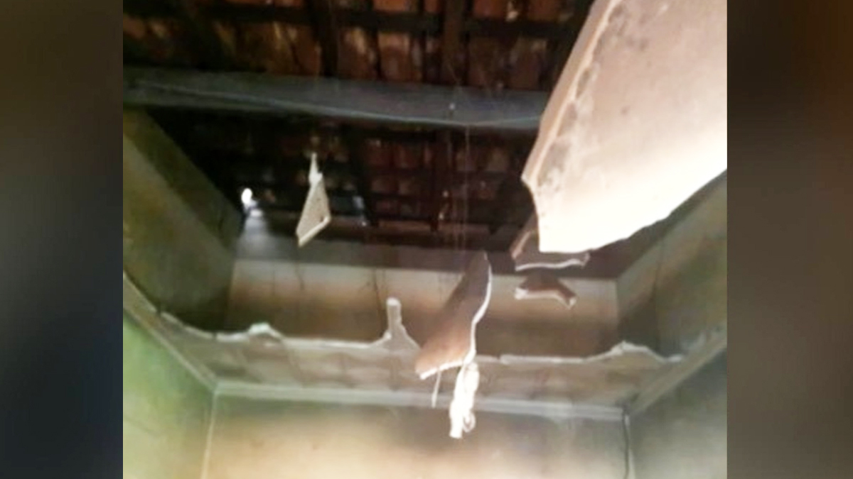 Agentes ainda tiveram que conter o adolescente, que continuava com muita raiva mesmo depois de provocar o incêndio (Foto: Divulgação/Bombeiros)