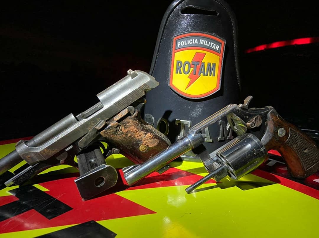 Em uma perseguição os policiais e os suspeitos trocaram tiros, que provocaram a morte dos dois homens