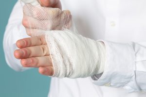 Homem sofre queimaduras ao tentar usar fogos de artifício para espantar animais