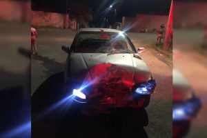 Após briga de trânsito, um motorista passou por cima de um motociclista no Residencial Leblon, em Anápolis. O caso aconteceu no último sábado - Após briga de trânsito, motorista passa por cima de motociclista em Anápolis