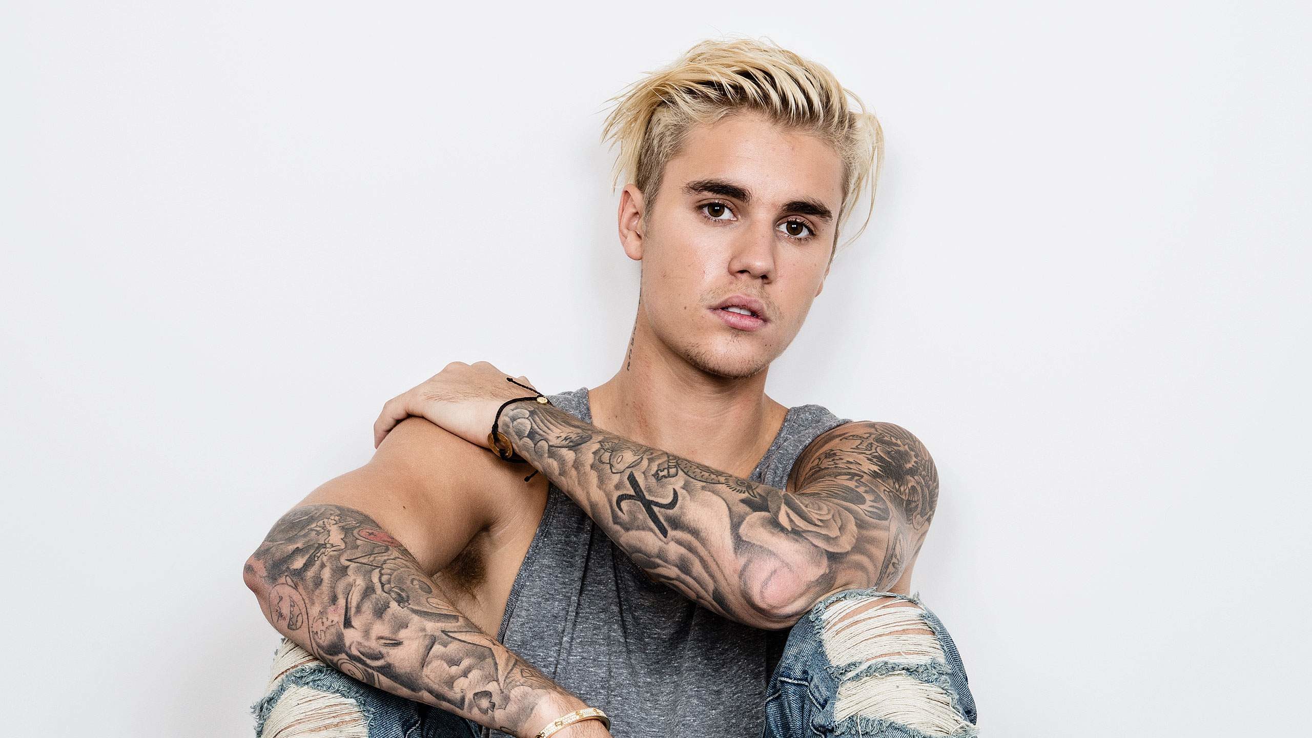 Justin Bieber se desculpa por elogiar cantor acusado de racismo Justin Bieber adota dreadlocks e é criticado por apropriação cultural; foto