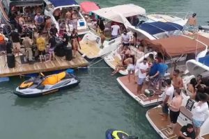 Festa com barcos em uma baía de Santa Catarina (Foto: Polícia Militar de Santa Catarina)