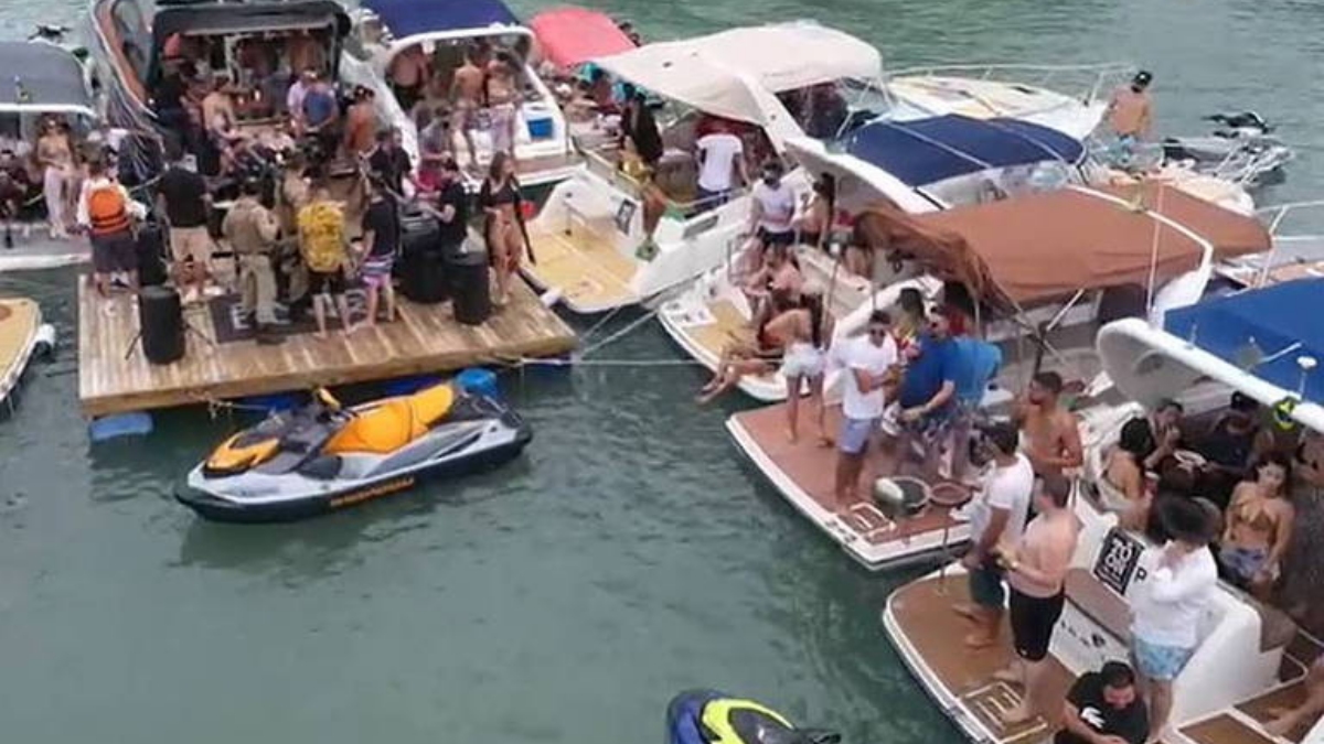 Festa com barcos em uma baía de Santa Catarina (Foto: Polícia Militar de Santa Catarina)