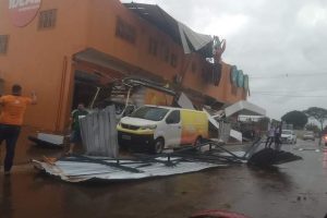 Chuva forte destrói fachada de mercado e causa danos em Formosa