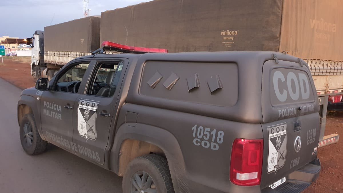 O Comando de Operações de Divisas apreendeu uma carga de feijão, avaliada em R$ 250 mil