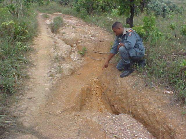 Processo erosivo causado por veículo automotor na solo da Serra da Areia (Foto: Divulgação/DefesaCivilAparecida)