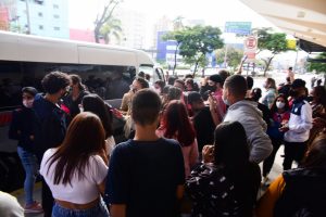 Pocah e Arthur Picoli do BBB 21 causam alvoroço e tumulto em Congonhas; fotos