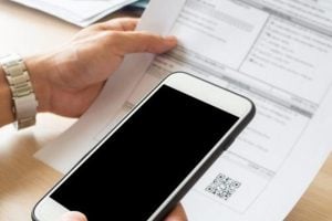 Um idoso, de 73 anos, morreu ao ser atropelado por um carro na avenida Brasília, no setor Parque São João, em Anápolis. O caso aconteceu na noite desta terça-feira (6). O suspeito fugiu do local, mas foi identificado por conta de um boleto encontrado no carro que tinha sido abandonado. - Homem foge ao atropelar idoso, mas é identificado por causa de boleto achado em carro abandonado