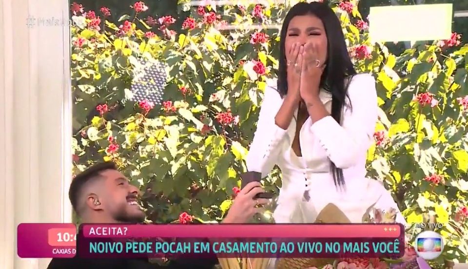 Pocah é pedida em casamento ao vivo no Mais Você