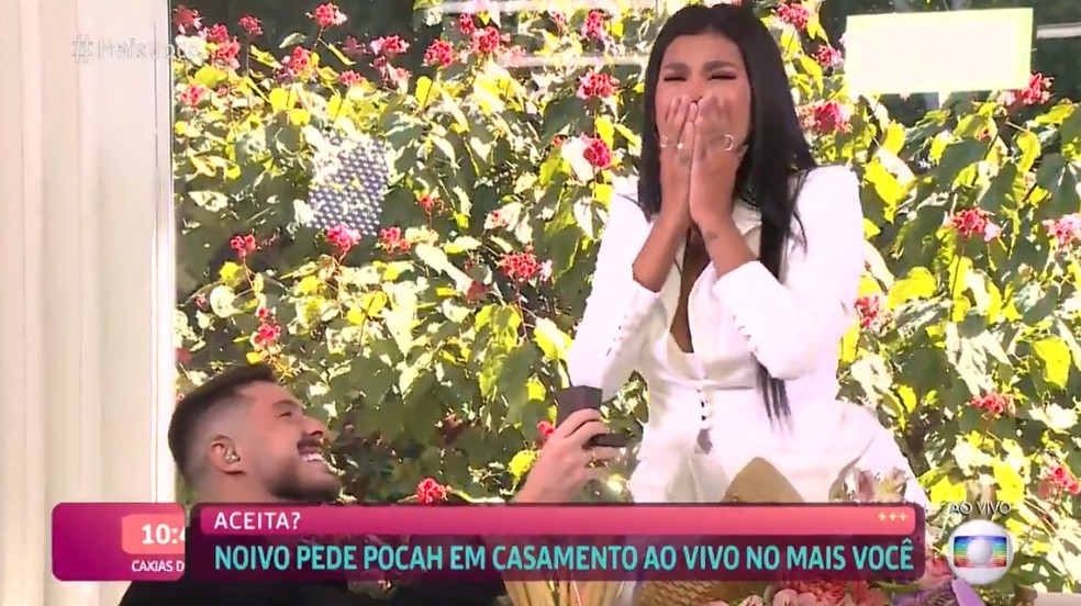 Pocah é pedida em casamento ao vivo no Mais Você