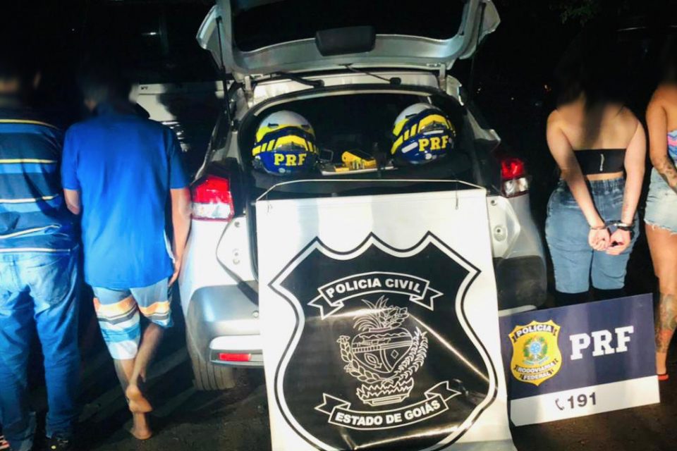 A Polícia não informou se os veículos já foram localizados ou recuperados.
