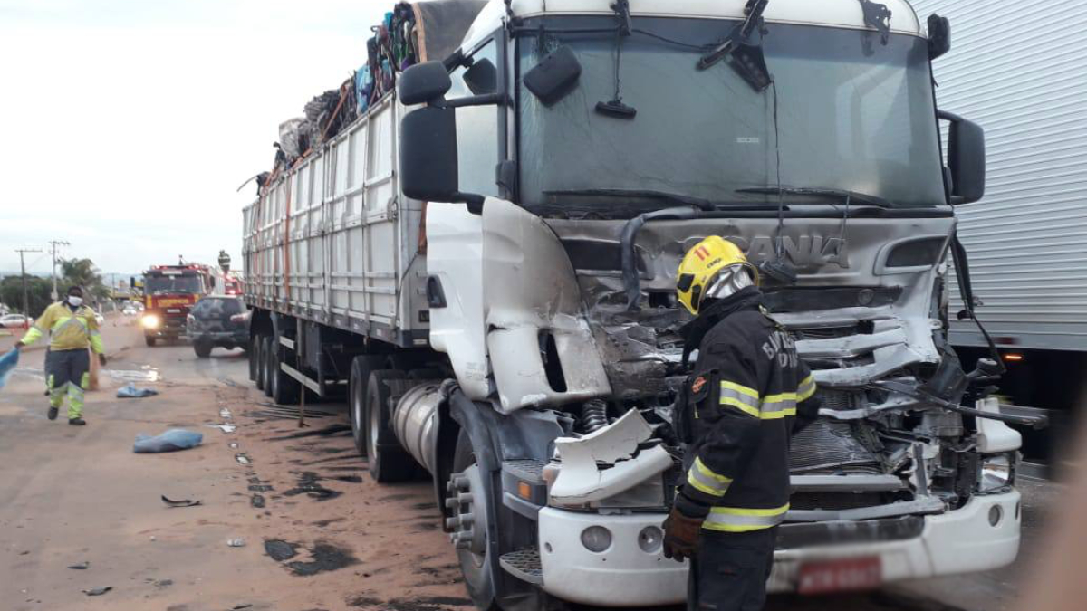 Colisão entre dois caminhões faz um dos veículos invadir loja, em Valparaíso