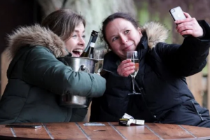 Pubs reabrem na Inglarerra (Foto: redes sociais)