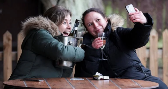 Pubs reabrem na Inglarerra (Foto: redes sociais)