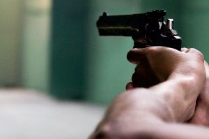 Jovem atende chamado no portão e leva tiro em Anápolis