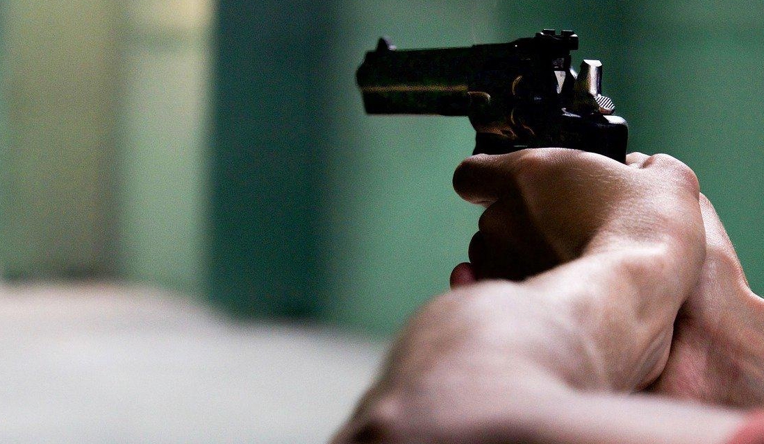 Jovem atende chamado no portão e leva tiro em Anápolis