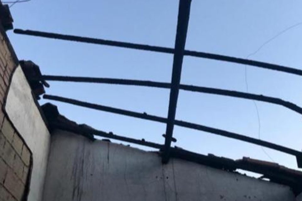 Uma mulher de 38 anos colocou fogo na casa do pai, 72, duas vezes em um dia. O caso aconteceu nesta segunda-feira (26), no município de Goianésia. Mulher coloca fogo na casa do pai duas vezes em dia e é presa